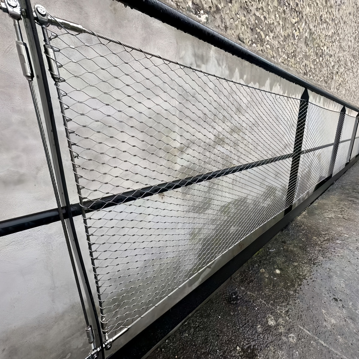 Latest company case about High-Transparency Flexible Stainless Steel Webnet Secure Pedestrian Safety Barriers for Zoo Walkways